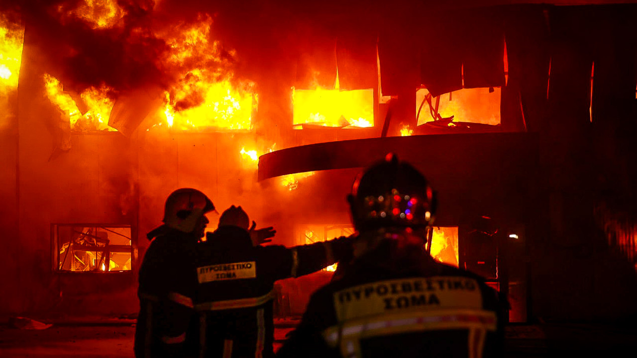 Κορωπί: Φωτιά σε εργοστάσιο | ΣΚΑΪ