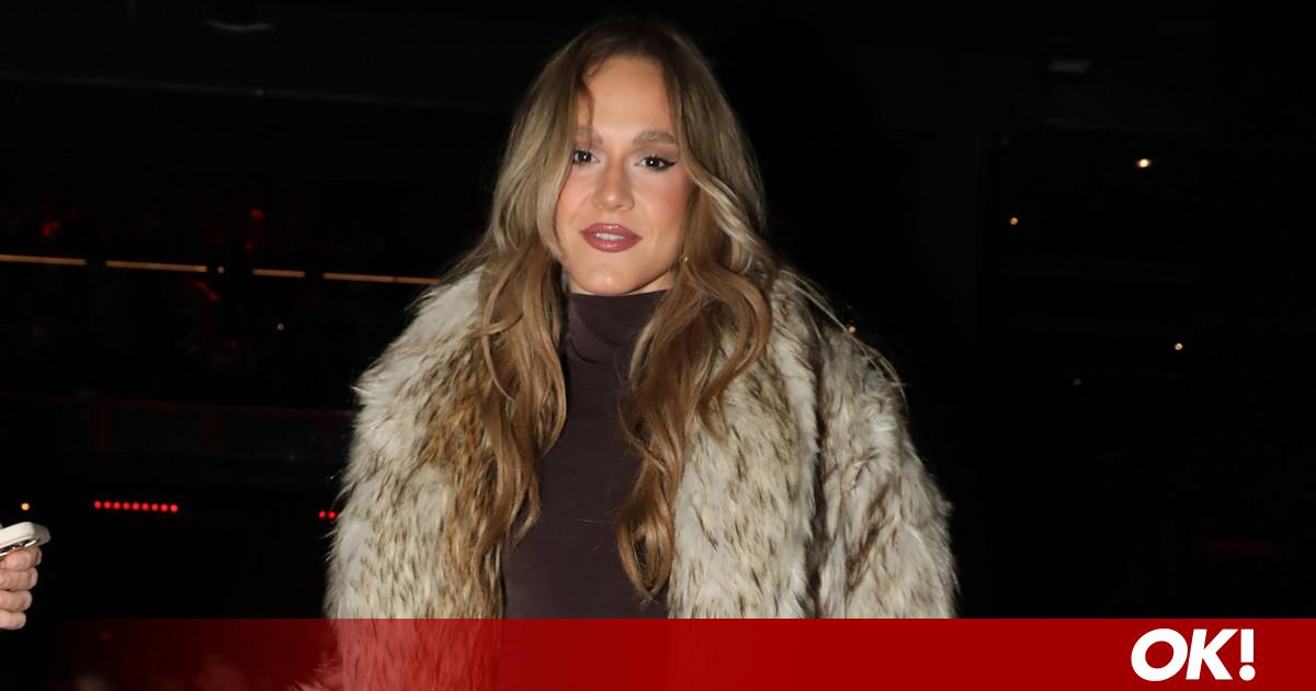 Με maxi faux fur πανωφόρι και την πιο τολμηρή επιλογή τσάντας για χειμώνα