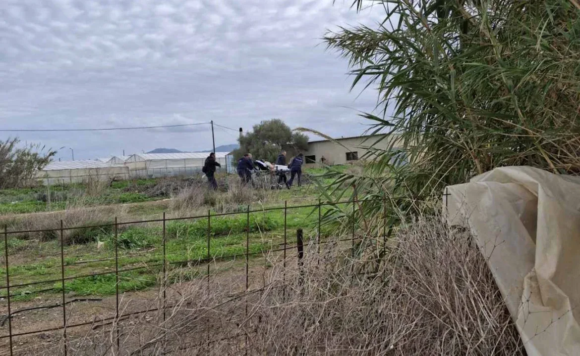 Τυμπάκι: Οι αστυνομικοί αφόπλισαν και συνέλαβαν τον Πακιστανό που απειλούσε να αυτοκτονήσει- Μεταφέρθηκε με φορείο (Φωτο)