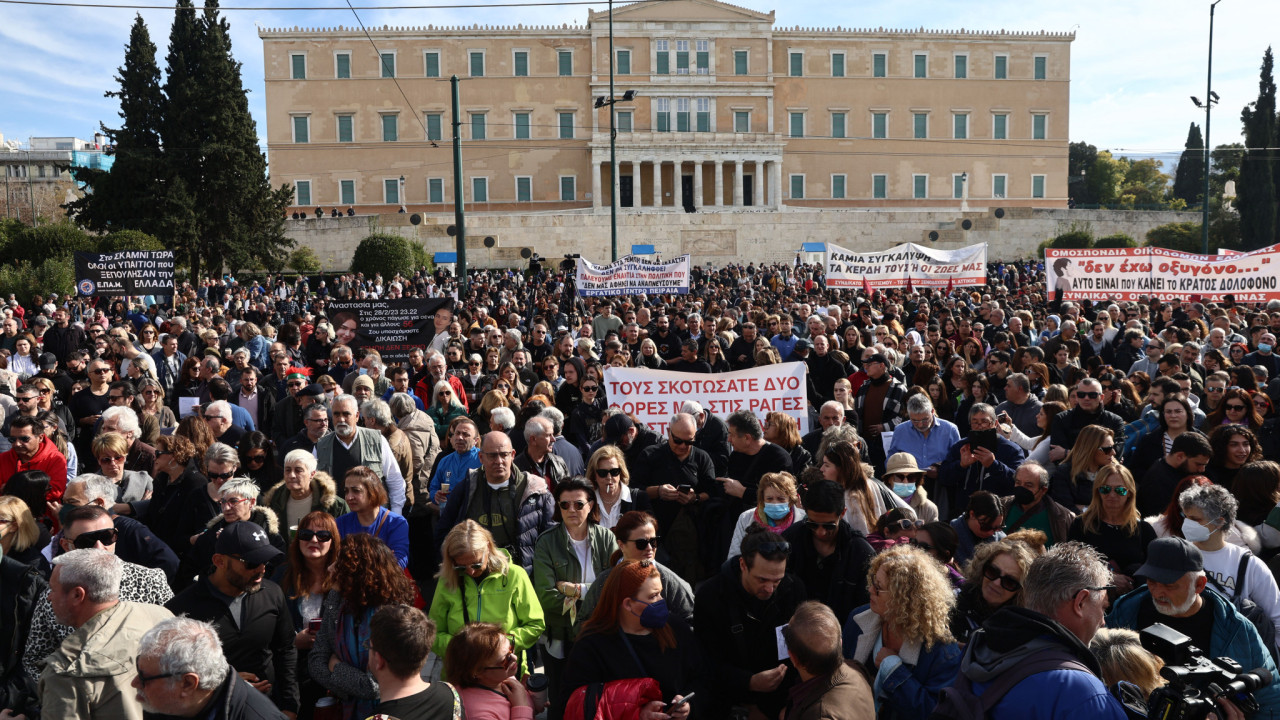 «Δεν έχω οξυγόνο»: Συγκεντρώσεις σε όλη τη χώρα για τα Τέμπη