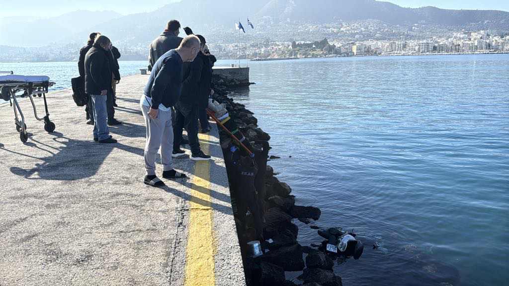 Μυτιλήνη: Ερασιτέχνης ψαράς έπεσε με το σκούτερ στη θάλασσα-Ανασύρθηκε με ελαφρά τραύματα