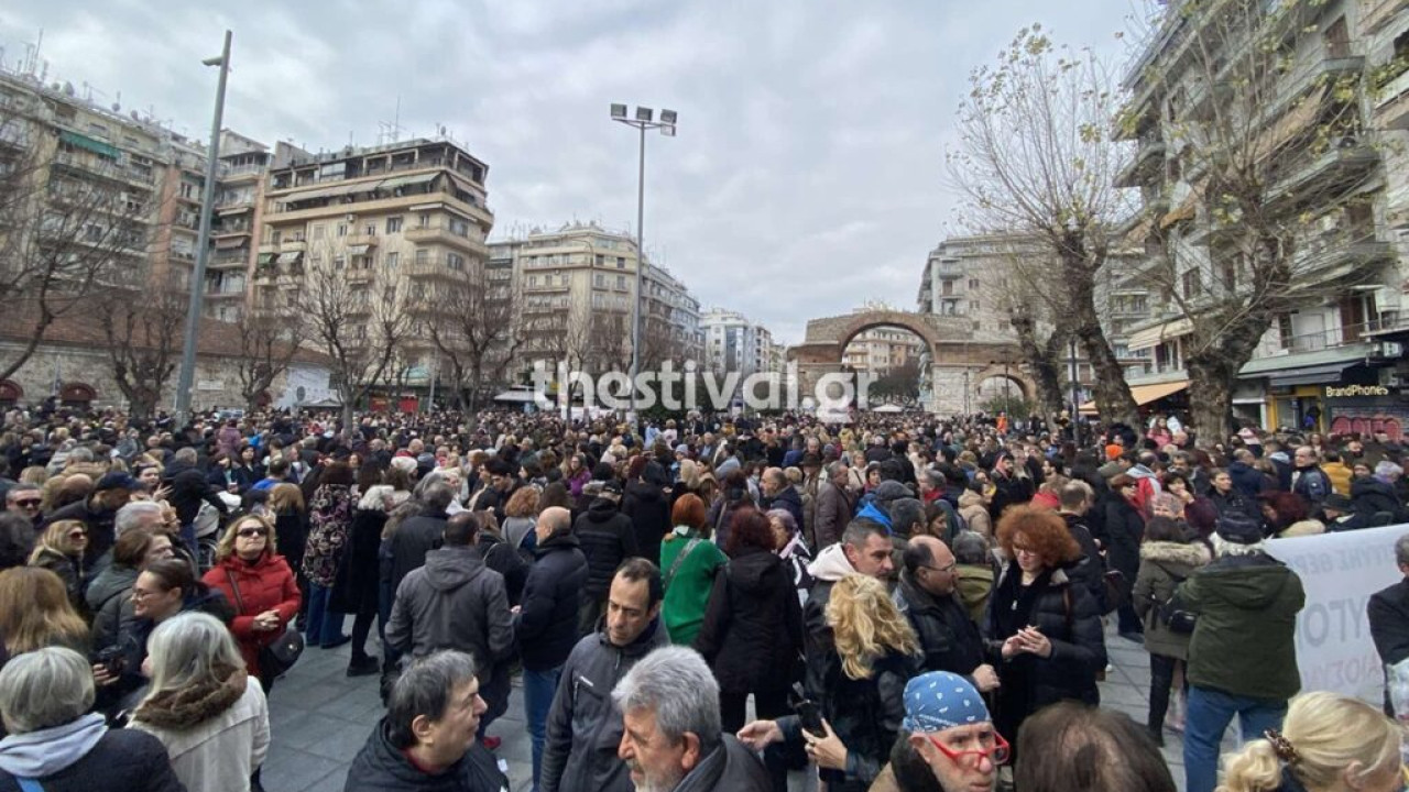 Θεσσαλονίκη: Πλήθος κόσμου στη συγκέντρωση για την τραγωδία των Τεμπών