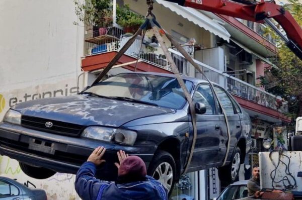 Θεσσαλονίκη: Δεκάδες εγκαταλελειμμένα Ι.Χ. και δίκυκλα μαζεύτηκαν από τους δρόμους