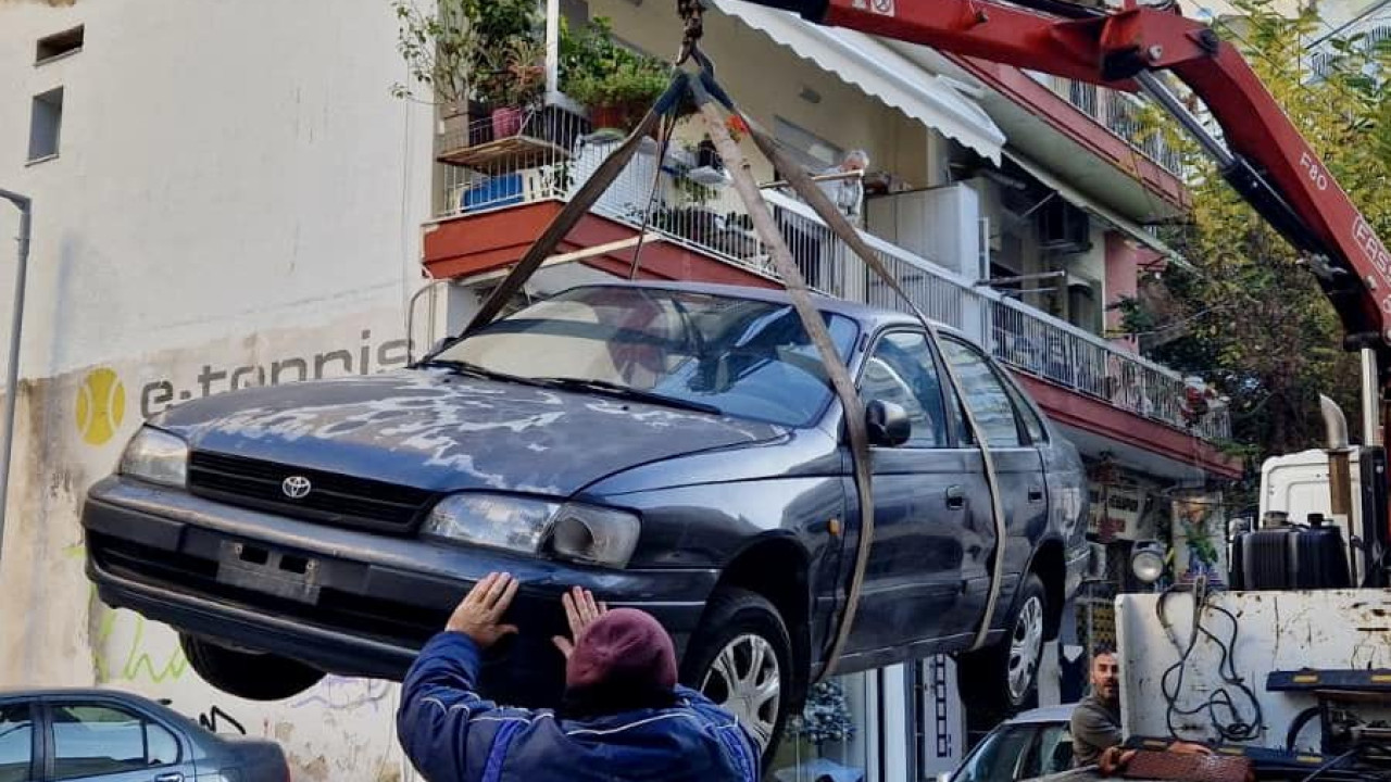 Θεσσαλονίκη: Δεκάδες εγκαταλελειμμένα Ι.Χ. και δίκυκλα μαζεύτηκαν από τους δρόμους