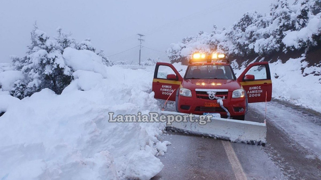 Χιόνια σε Φθιώτιδα, Φωκίδα, Ευρυτανία – «Mάχη» να μείνουν ανοιχτοί οι δρόμοι