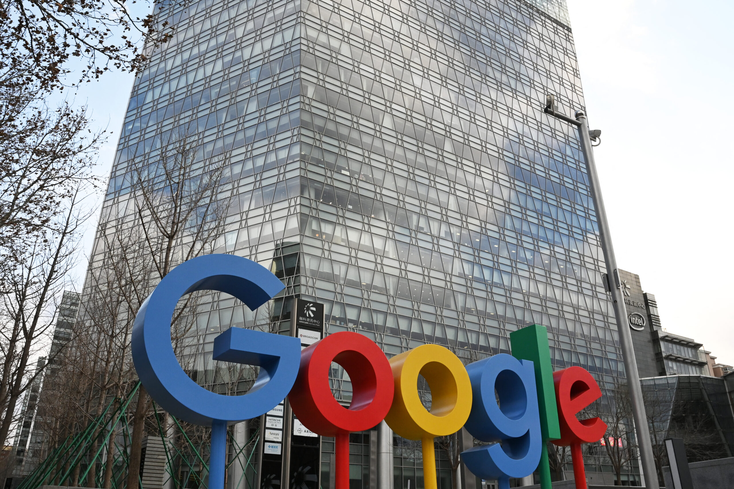 Google: Άλλαξε τους όρους της σχετικά με την ανάπτυξη εργαλείων τεχνητής νοημοσύνης για δυνατικά επικίνδυνες εφαρμογές