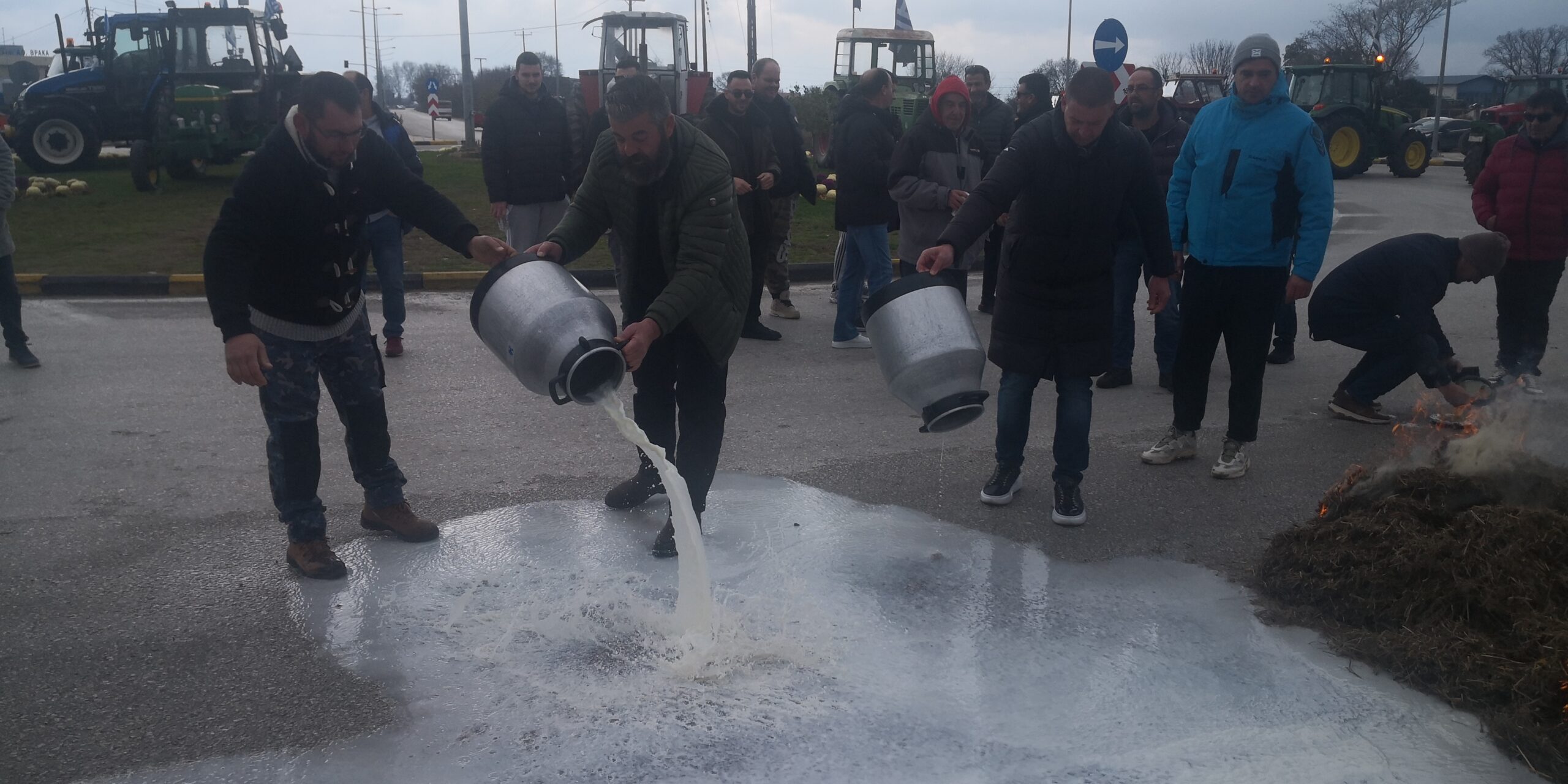 Τρίκαλα: Αγρότες απέκλεισαν συμβολικά τον κόμβο Μεγαλοχωρίου – Έκαψαν άχυρα και πέταξαν γάλα