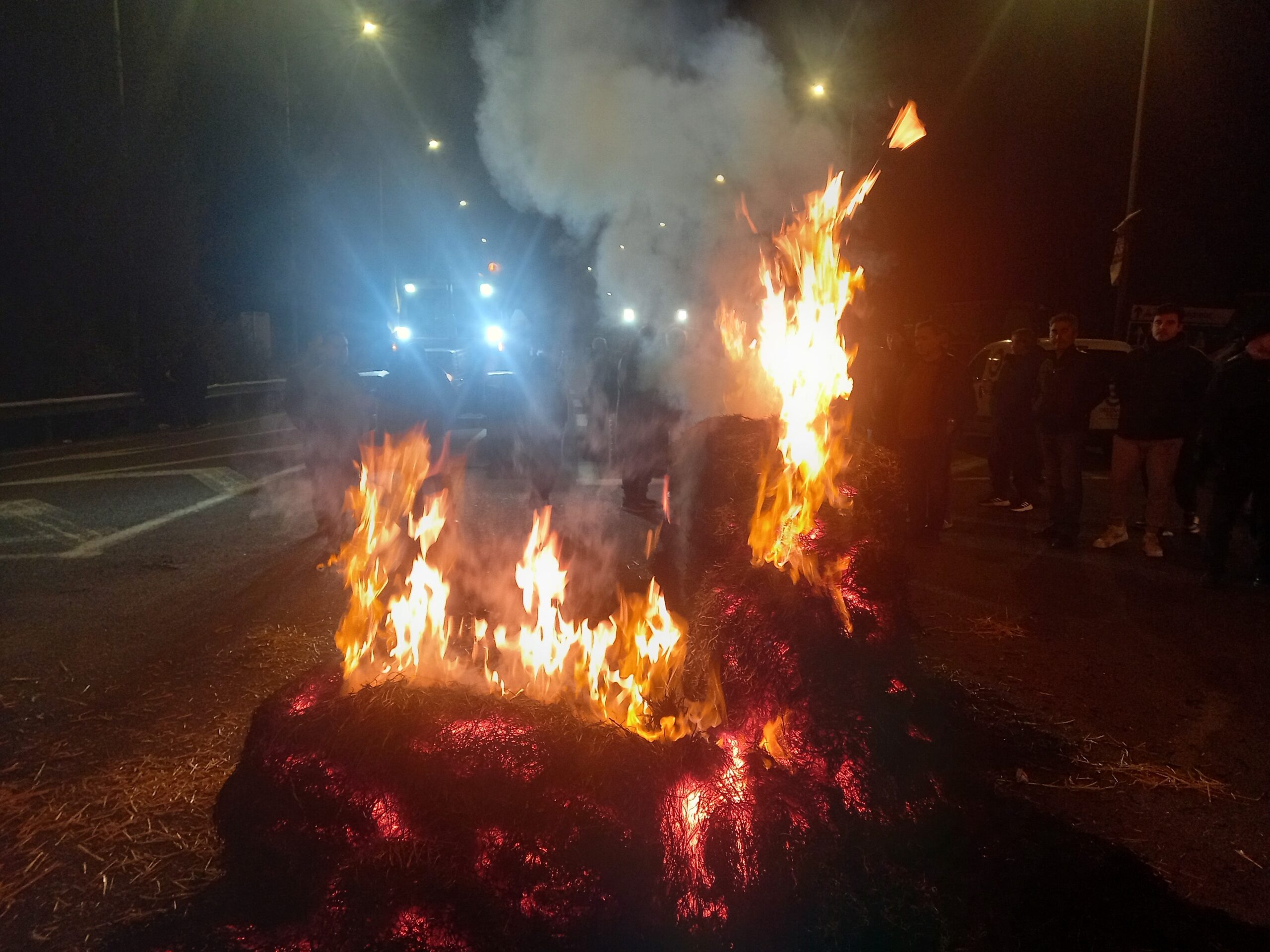 Μπλόκο Γυρτώνης: Έκλεισαν την Εθνική οδό και έκαψαν μπάλες με άχυρο οι αγρότες