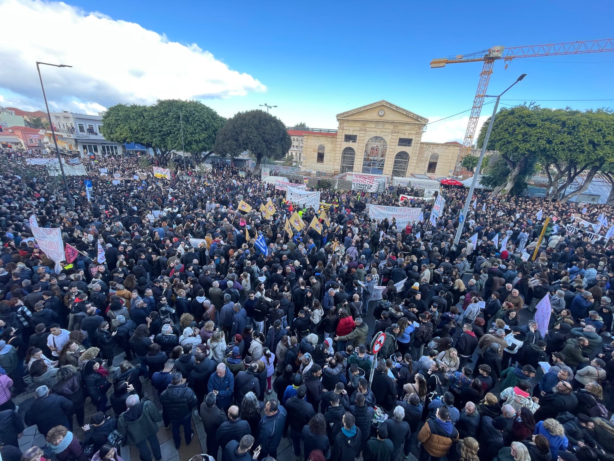 Χιλιάδες πολίτες συγκεντρώθηκαν στο κέντρο των Χανίων με αφορμή την επέτειο δύο ετών από την τραγωδία των Τεμπών (video – φωτο)