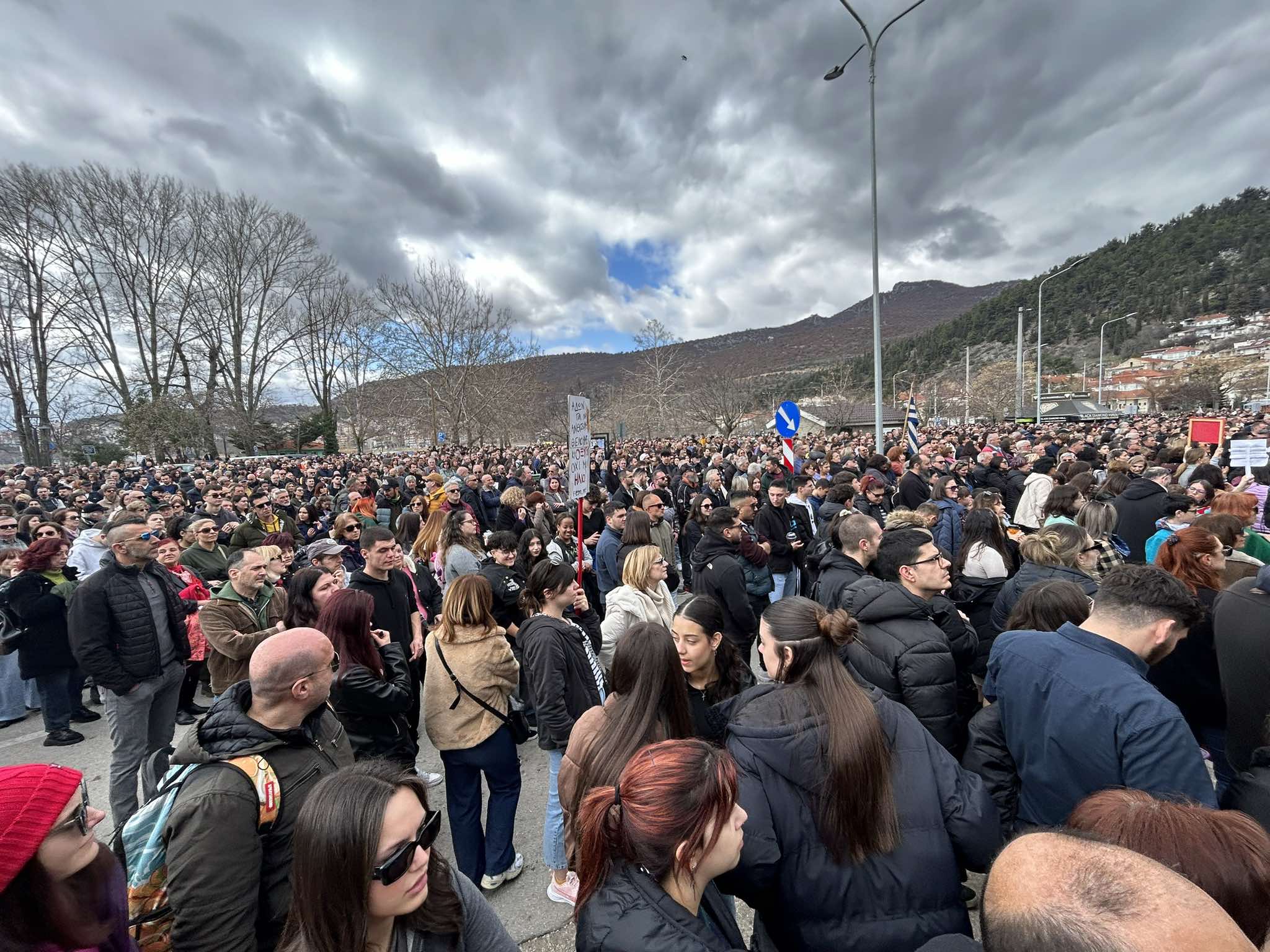 Καστοριά: Πρωτοφανής συμμετοχή του κόσμου στο συλλαλητήριο για την τραγωδία των Τεμπών δυο χρόνια μετά (βίντεο)