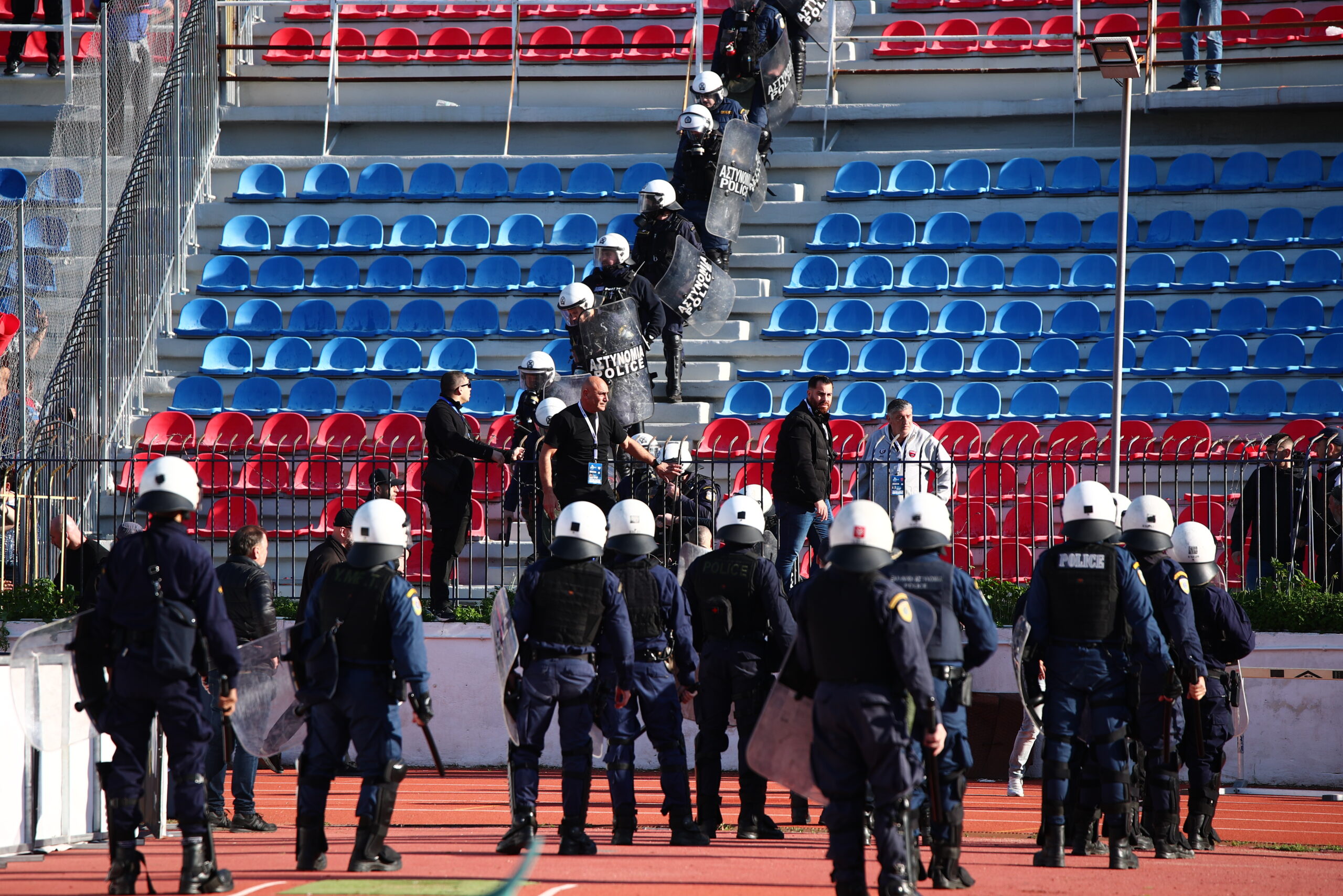 Επεισόδια ανάμεσα σε οπαδούς του Πανιωνίου και της Καλαμάτας στη Νέα Σμύρνη – Διεκόπη ο αγώνας