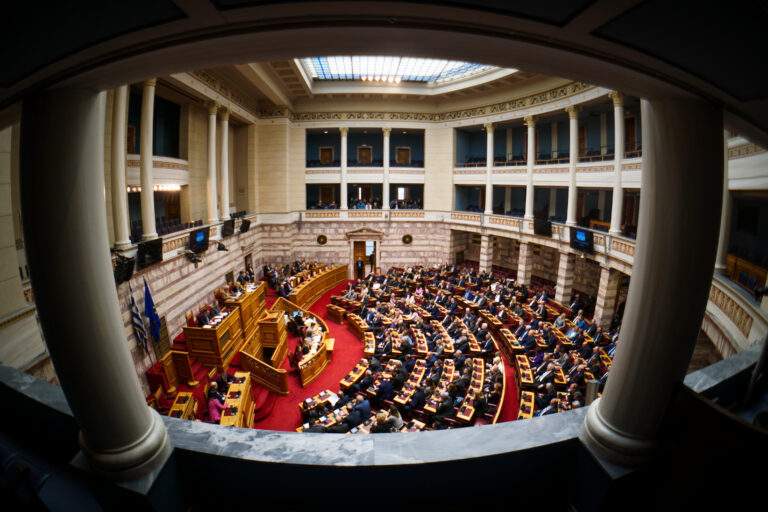 Μαίνεται στα ύψη η πολιτική αντιπαράθεση για τα Τέμπη