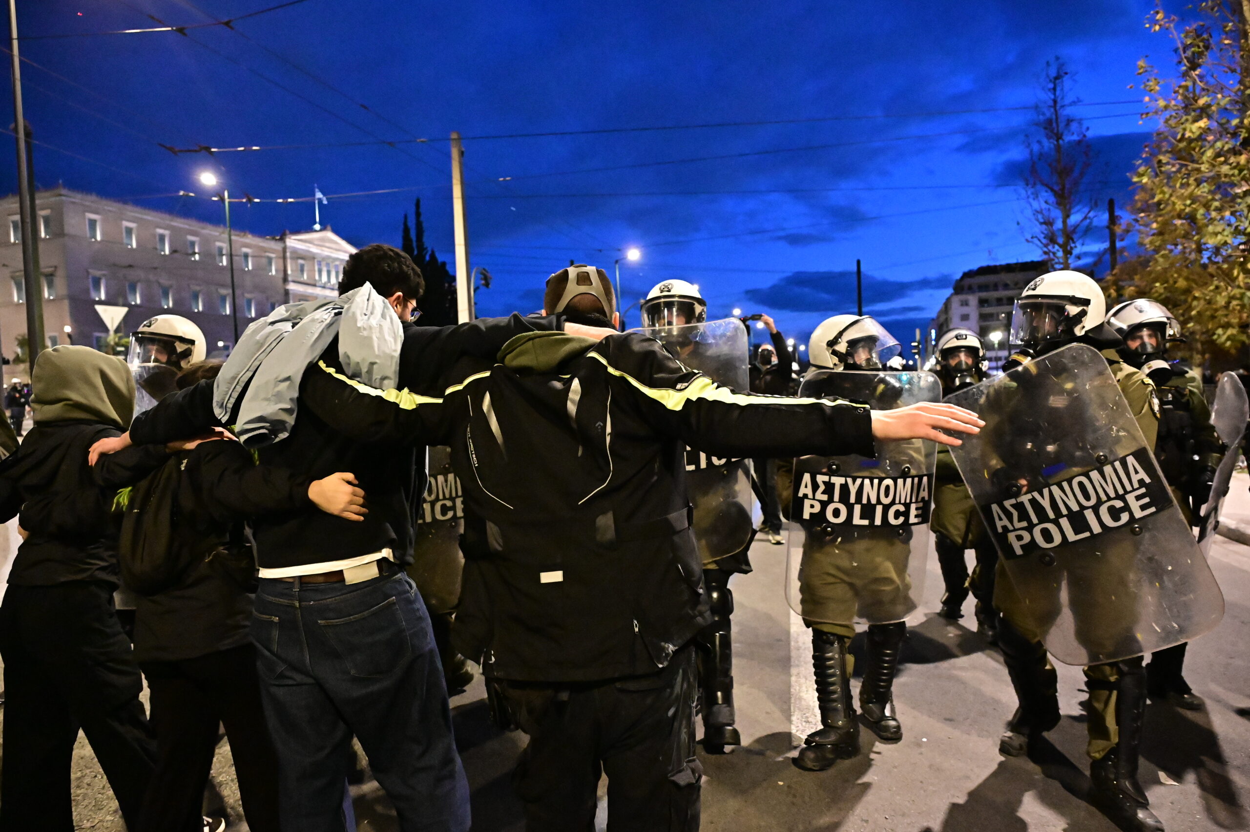 Δύο χρόνια από την τραγωδία στα Τέμπη: Πεδίο μάχης το κέντρο της Αθήνας μετά το τέλος του μεγαλειώδους συλλαλητηρίου