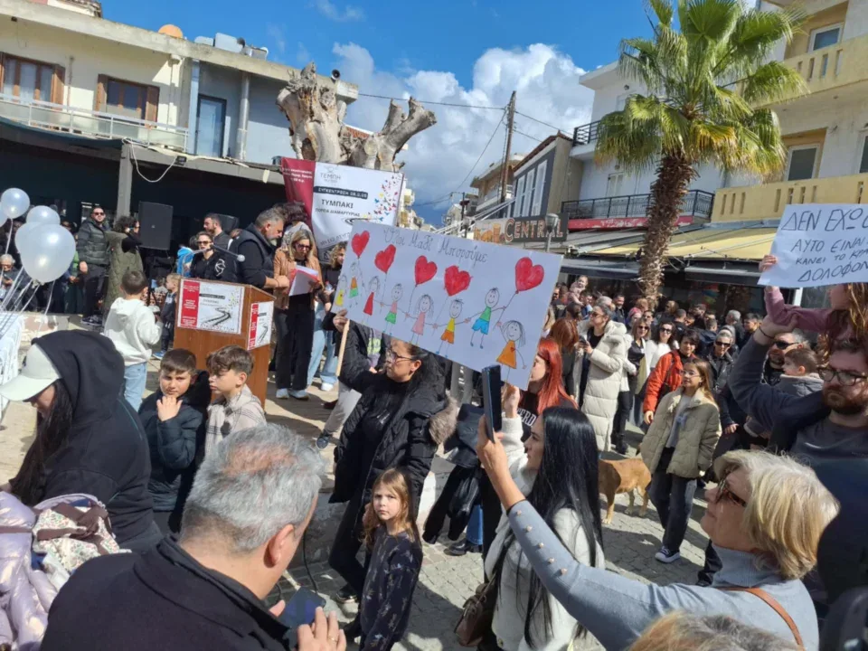 Πρωτόγνωρη κινητοποίηση στο Τυμπάκι – Ο κόσμος μια γροθιά ζητά δικαισύνη τιμώντας τη μνήμη των 57 νεκρών των Τεμπών (Φώτο – Βίντεο)