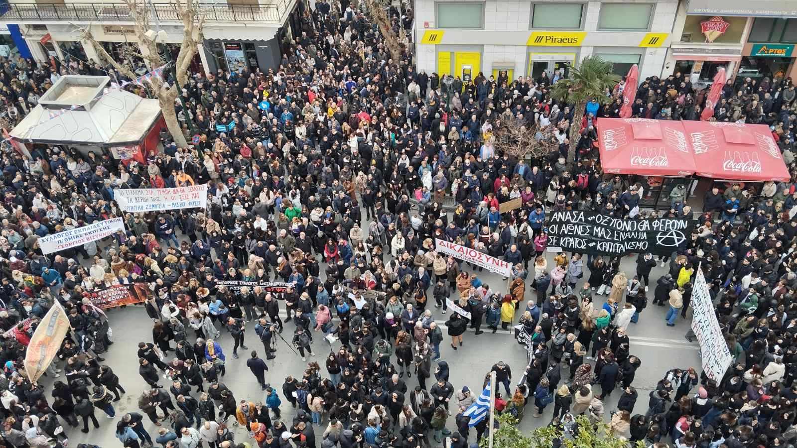 Σε 7 σημεία του Έβρου πραγματοποιήθηκαν συγκεντρώσεις στις πλατείες για την τραγωδία στα Τέμπη