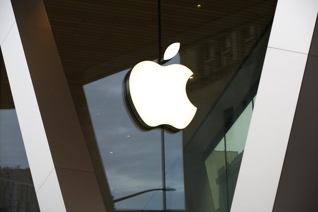 Ο Τραμπ λέει ότι ο διευθύνων σύμβουλος της Apple έχει δεσμευτεί για επενδύσεις εκατοντάδων δισ. στις ΗΠΑ