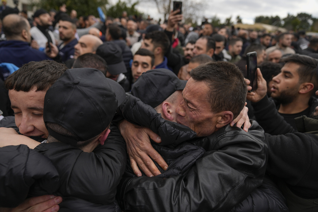 Οι ισραηλινές αρχές επιβεβαιώνουν ότι 183 Παλαιστίνιοι κρατούμενοι απελευθερώθηκαν – Άλλους τρεις ομήρους άφησε η Χαμάς, σοκάρει η εικόνα τους