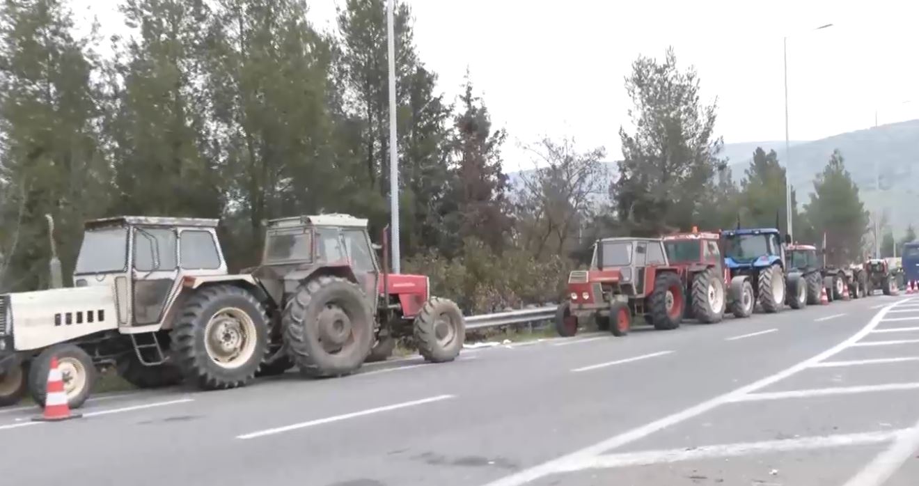 Αποχωρούν από τα μπλόκα Γυρτώνης και Ριζόμυλου οι αγρότες και κτηνοτρόφοι: «Ο αγώνας συνεχίζεται με άλλες μορφές»