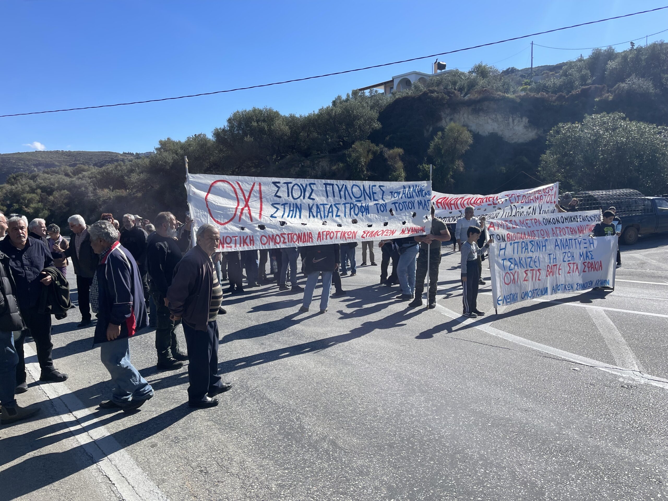 Χανιά: Έστησαν μπλόκο στην Εθνική οδό οι αγρότες – Προσωρινή διακοπή της κυκλοφορίας (photos)