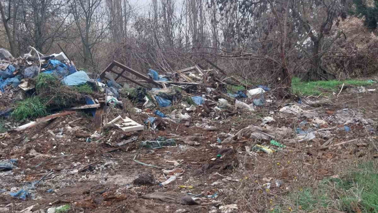 Ασυνείδητος πετούσε μπάζα σε περιοχή Natura, στη Θεσσαλονίκη – Φωτογραφίες