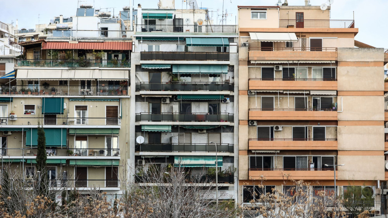 Ηράκλειο: Έπεισαν ηλικιωμένη να πετάξει 1.200 ευρώ από το μπαλκόνι