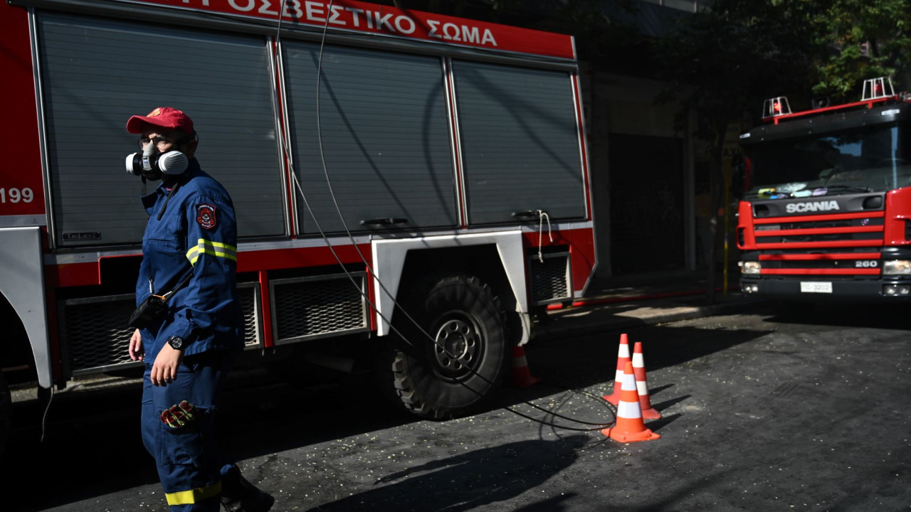 Φωτιές σε οικίες στη Γλυφάδα και τον Άγιο Ελευθέριο – Απεγκλωβίστηκαν 3 άτομα