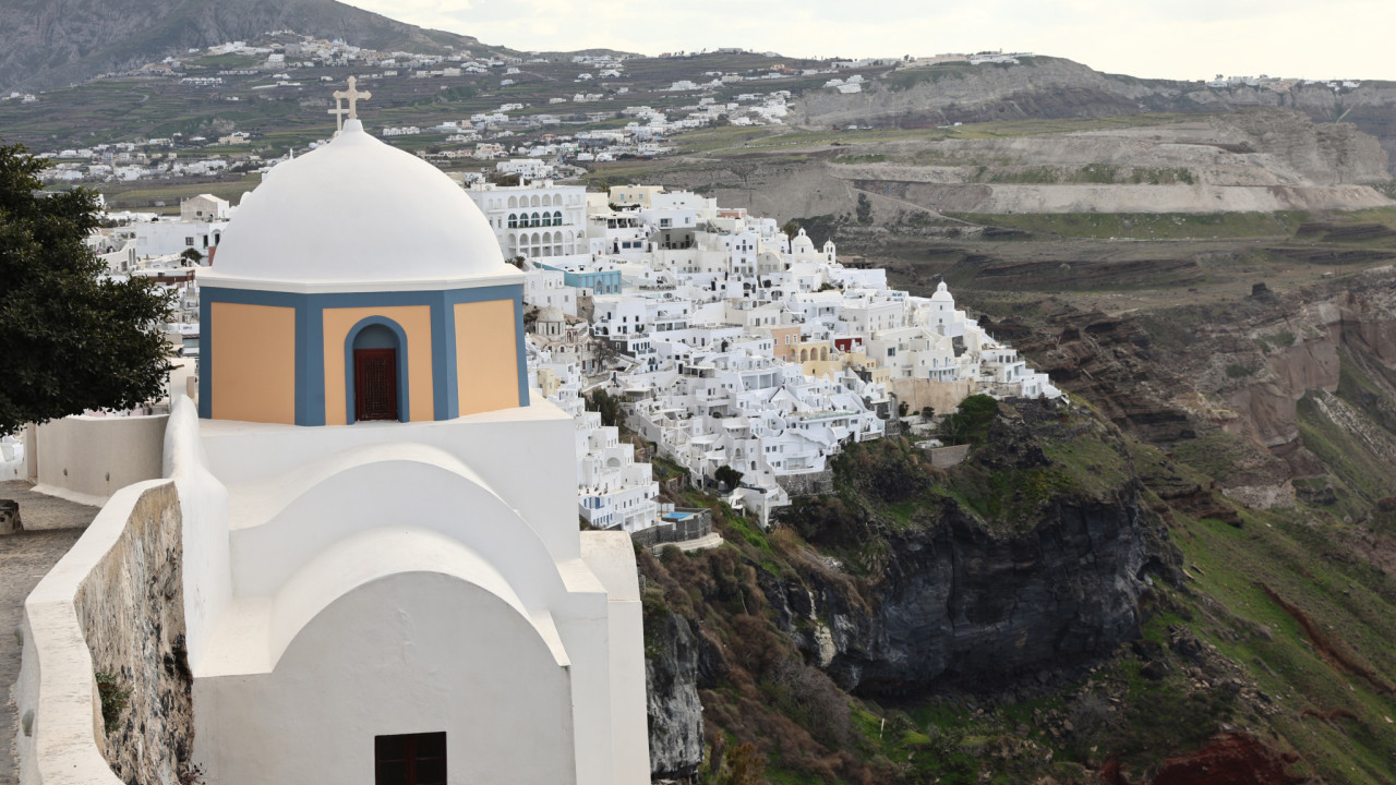 Συνεχείς οι έλεγχοι στα κτίρια της Σαντορίνης εν μέσω συνεχόμενων σεισμών