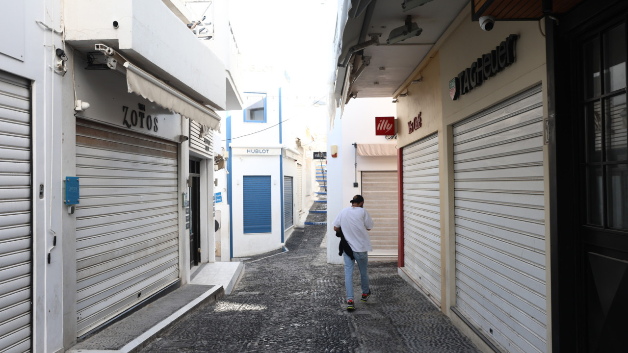 Ερημώνει η Σαντορίνη – Σε επιφυλακή το νησί για τους σεισμούς