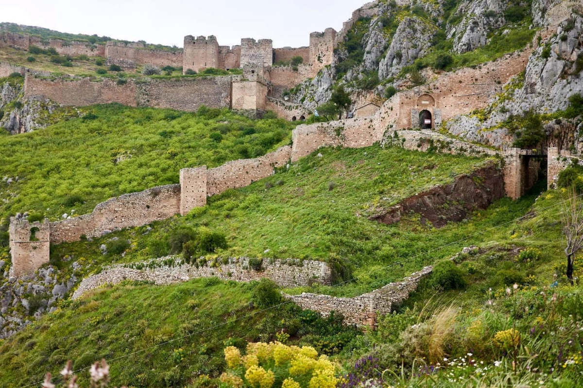 Σε εξέλιξη οι μελέτες και τα έργα προστασίας και ανάδειξης του εμβληματικού Κάστρου του Ακροκορίνθου