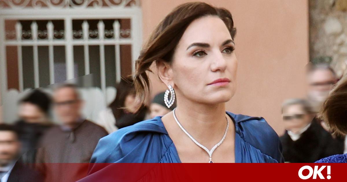 Όλγα Κεφαλογιάννη: Το royal blue σατέν cape φόρεμα που επέλεξε στον γάμο του Νικόλαου Ντε Γκρες και της Χρυσής Βαρδινογιάννη