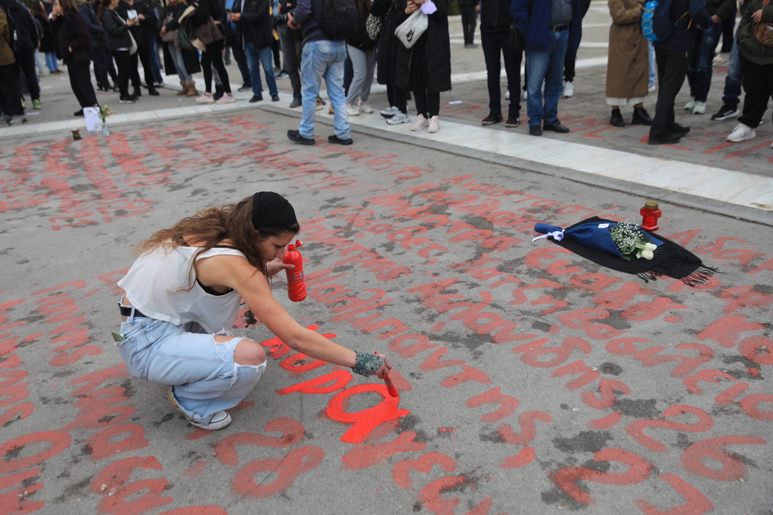 Στιγμιότυπα από τη μεγαλειώδη συγκέντρωση για τα Τέμπη – Ποια τα κεντρικά συνθήματα