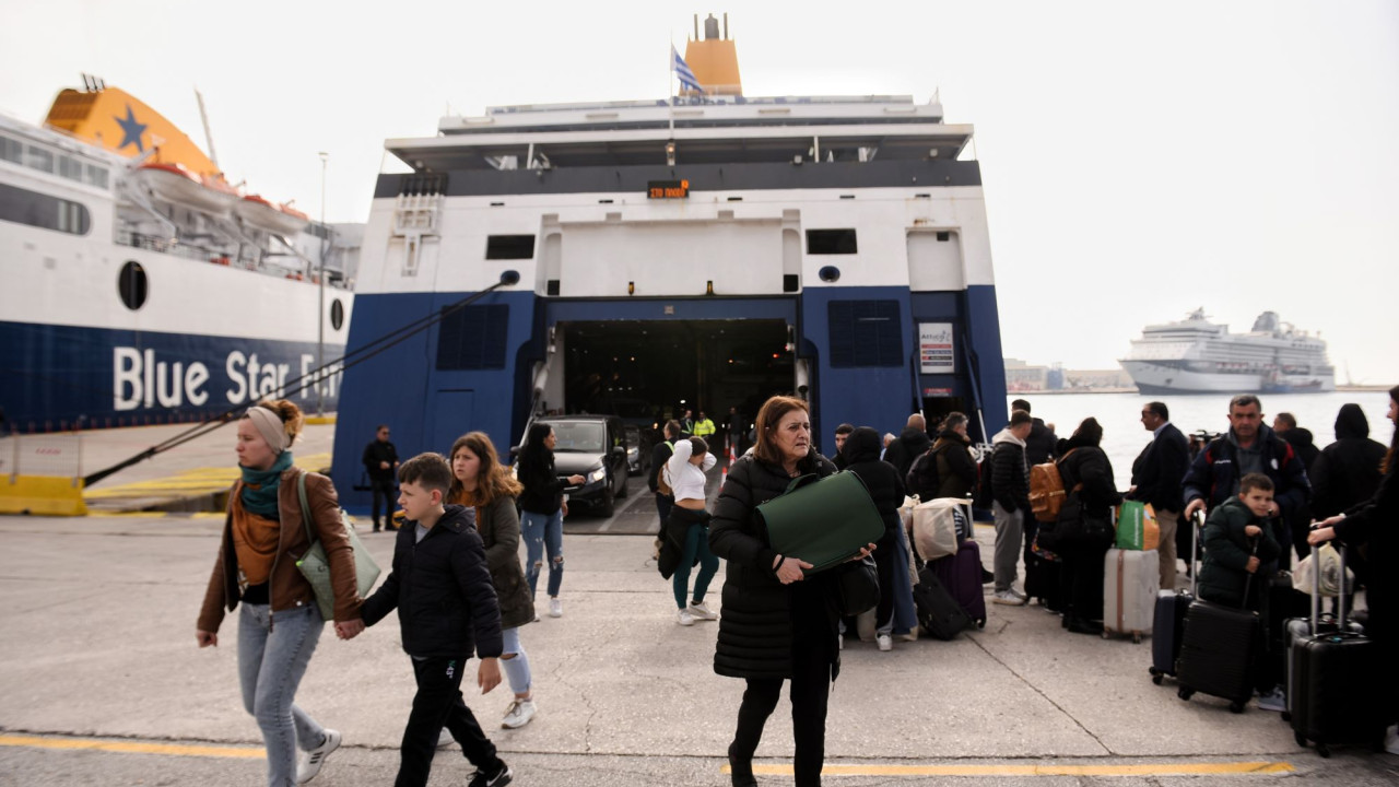 Σεισμοί στη Σαντορίνη: Γεμάτα φτάνουν στην Αθήνα πλοία και αεροπλάνα