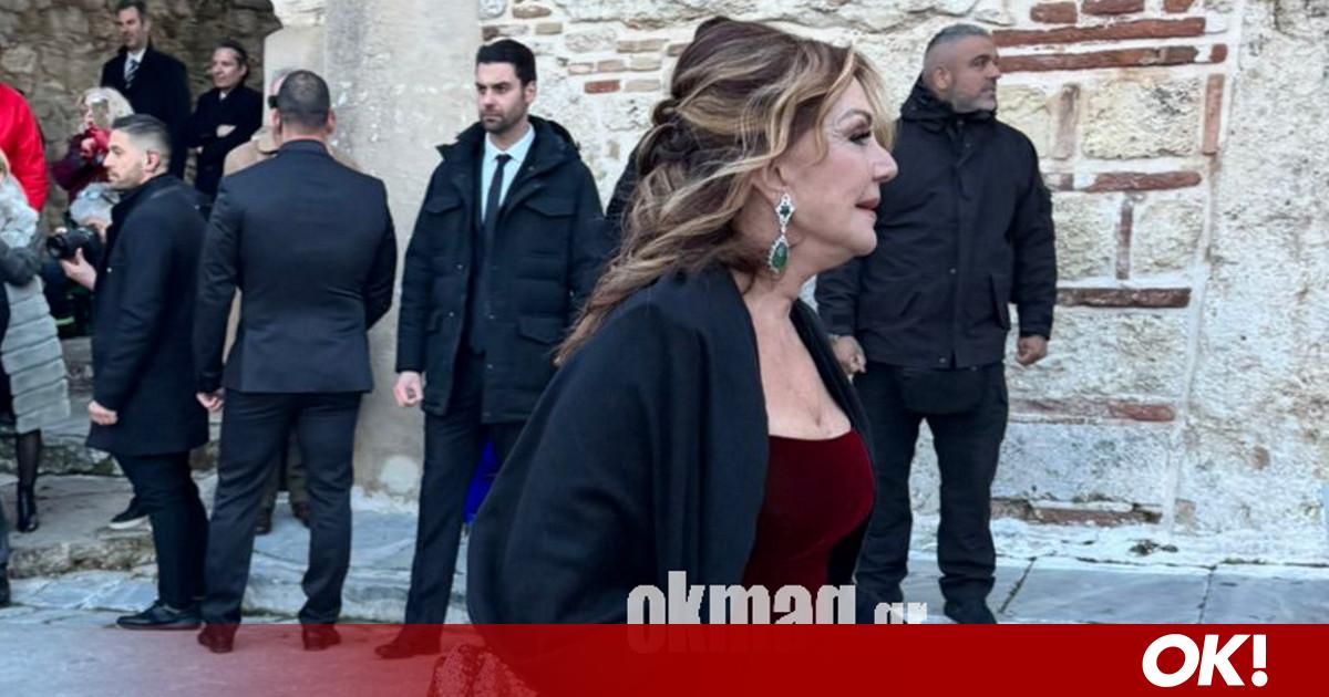 Χρυσή Βαρδινογιάννη: Η μητέρα της Αγάπη Πολίτη με burgundy velvet τουαλέτα στο γάμο της κόρης της