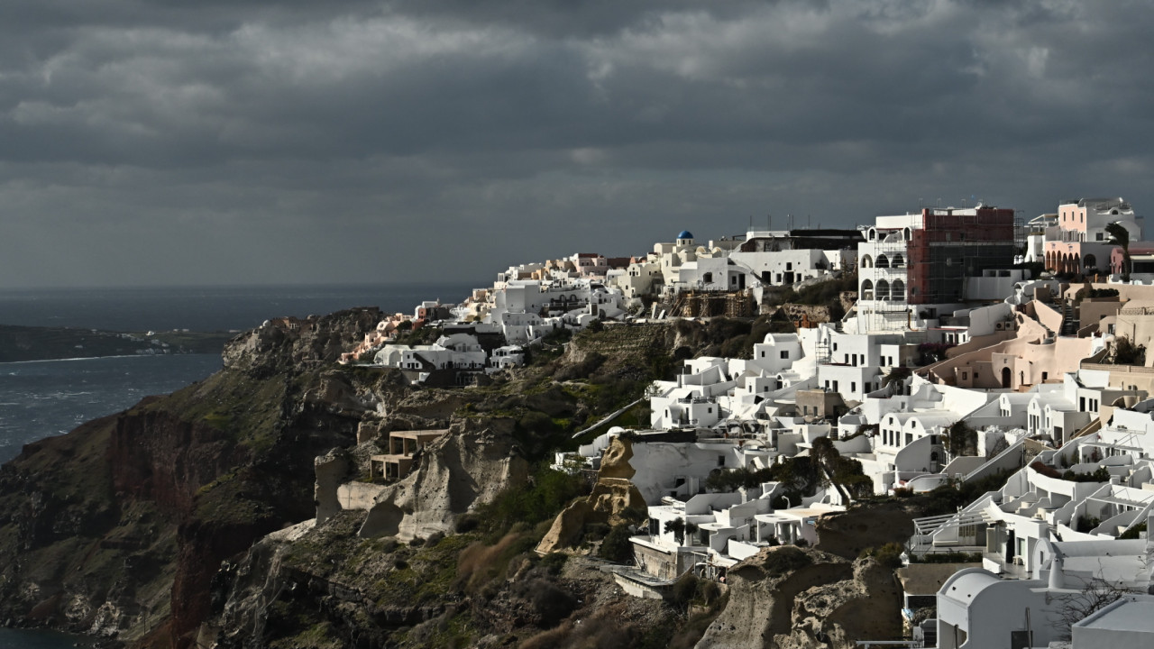 ΕΚΠΑ: Κίνδυνος για κατολισθήσεις στη Σαντορίνη ακόμη και μετά την παύση των σεισμών