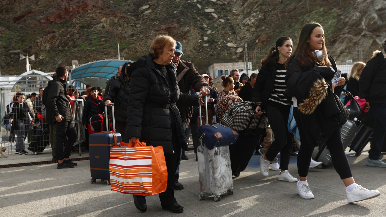 SKY express: Δωρεάν αεροπορικά εισιτήρια για παιδιά και εκπαιδευτικούς, από Σαντορίνη προς Αθήνα