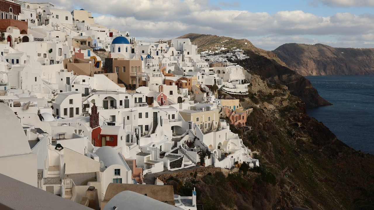 BBC: Ανησυχία ότι η σεισμική δραστηριότητα θα πλήξει την τουριστική περίοδο της Σαντορίνης