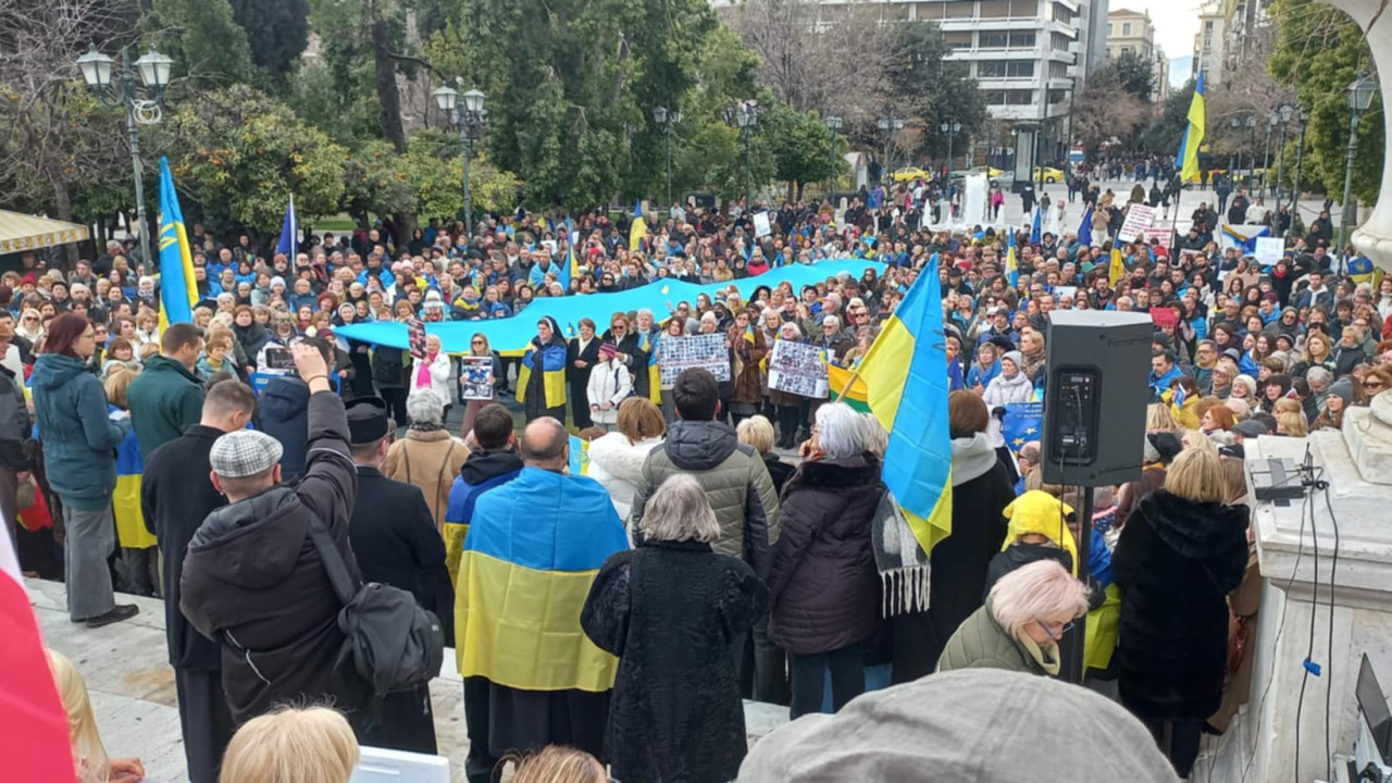 Σύνταγμα: Μεγάλη συγκέντρωση για την 3η επέτειο από τη ρωσική εισβολή στην Ουκρανία