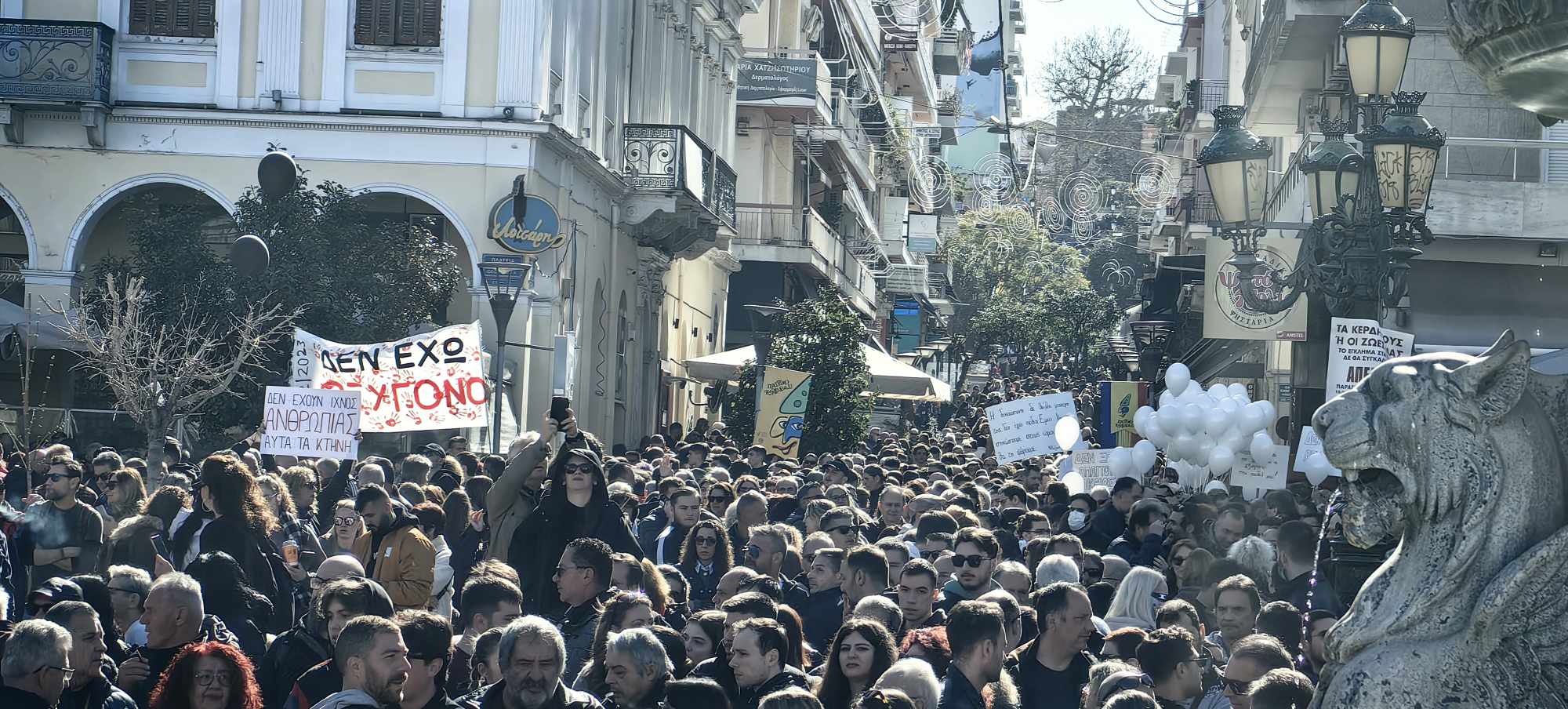 Κινητοποιήσεις για Τέμπη: Ασφυκτικά γεμάτη η πλατεία Γεωργίου στην Πάτρα