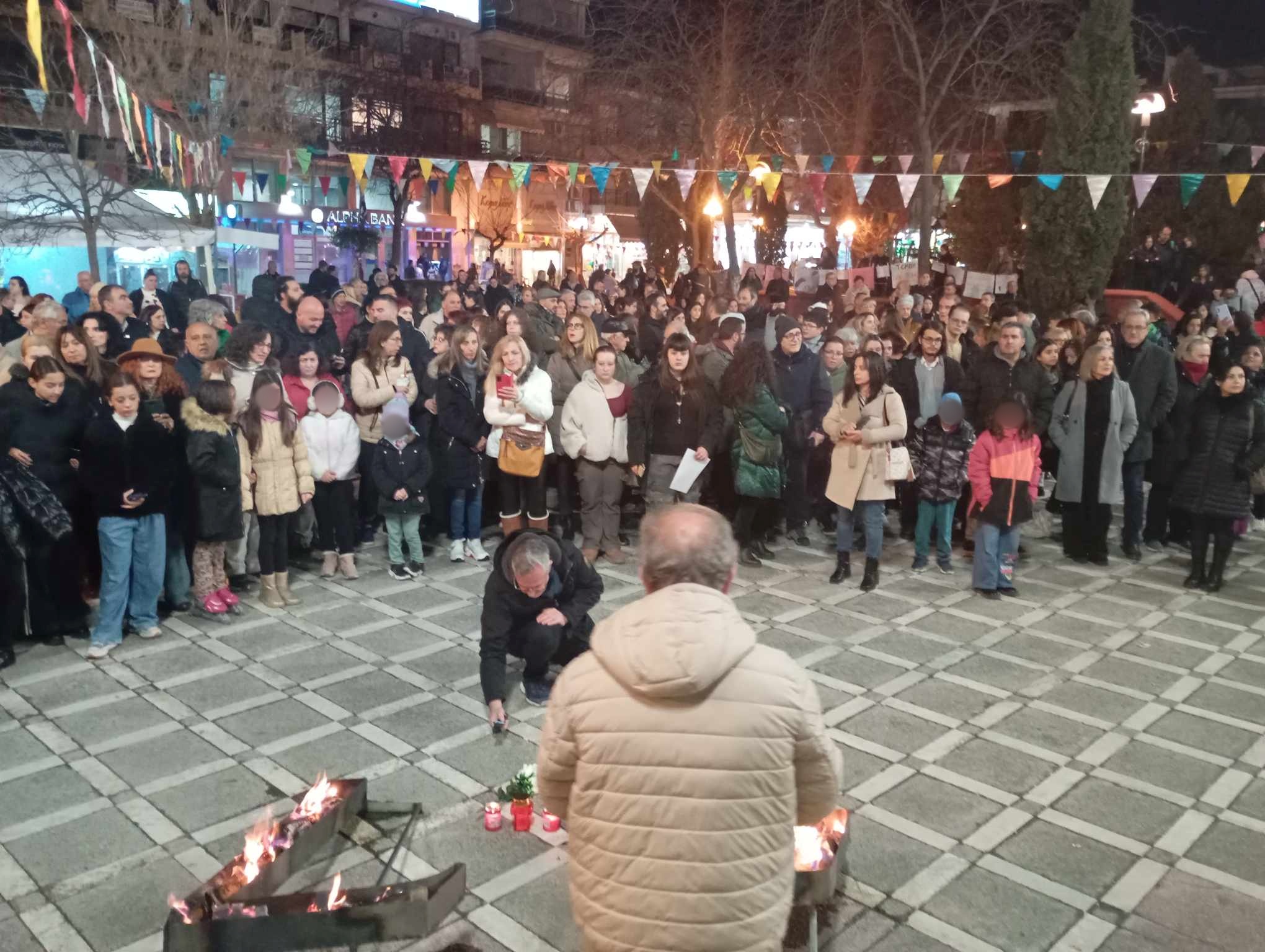 Συγκέντρωση για τα θύματα του δυστυχήματος των Τεμπών στην Πτολεμαΐδα