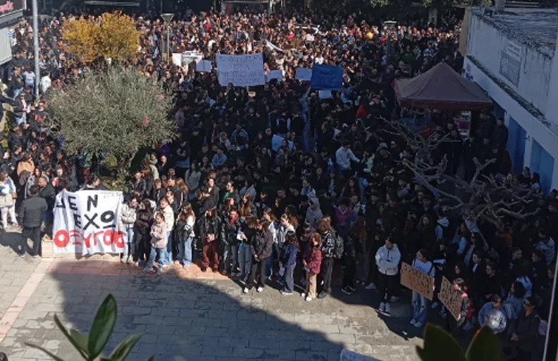 Πρωτόγνωρες κινητοποιήσεις στη Μεσαρά στη μνήμη των 57 νεκρών των Τεμπών (Βίντεο από Μοίρες και Τυμπάκι)