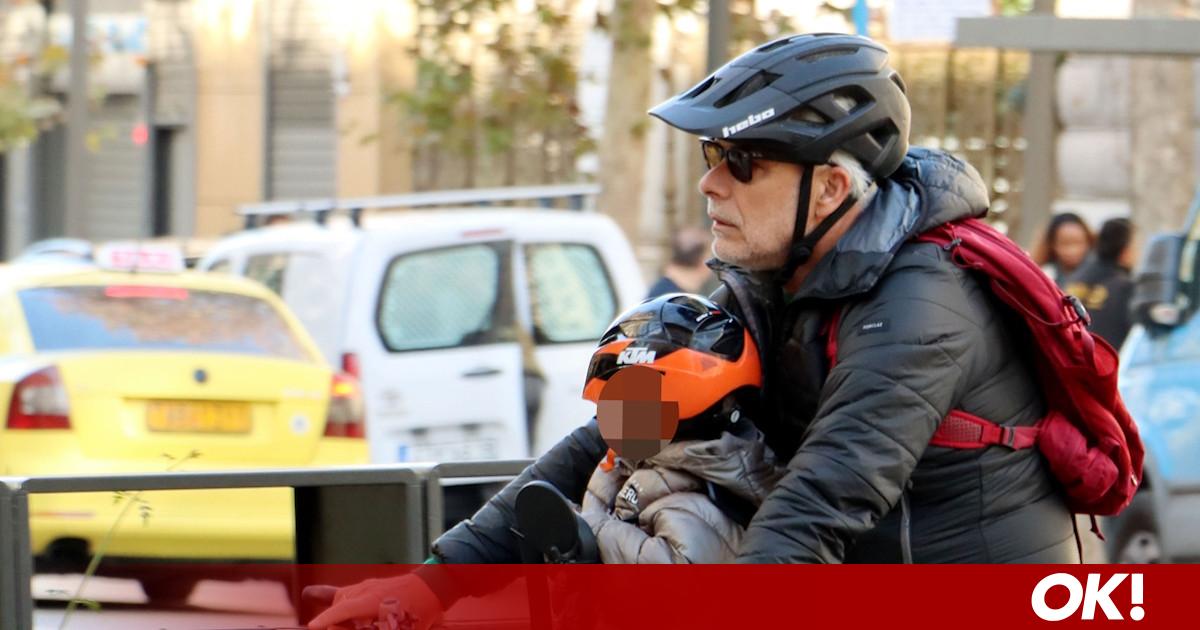 Χάρης Χριστόπουλος: Απολαμβάνει τη βόλτα με το ποδήλατο μαζί με τον γιο του