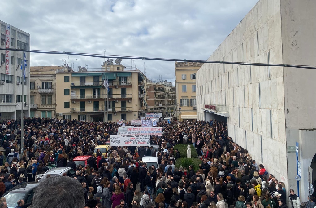 Κέρκυρα: “Βουλιάζει” η πόλη – Χιλιάδες πολίτες στην συγκέντρωση για τα Τέμπη