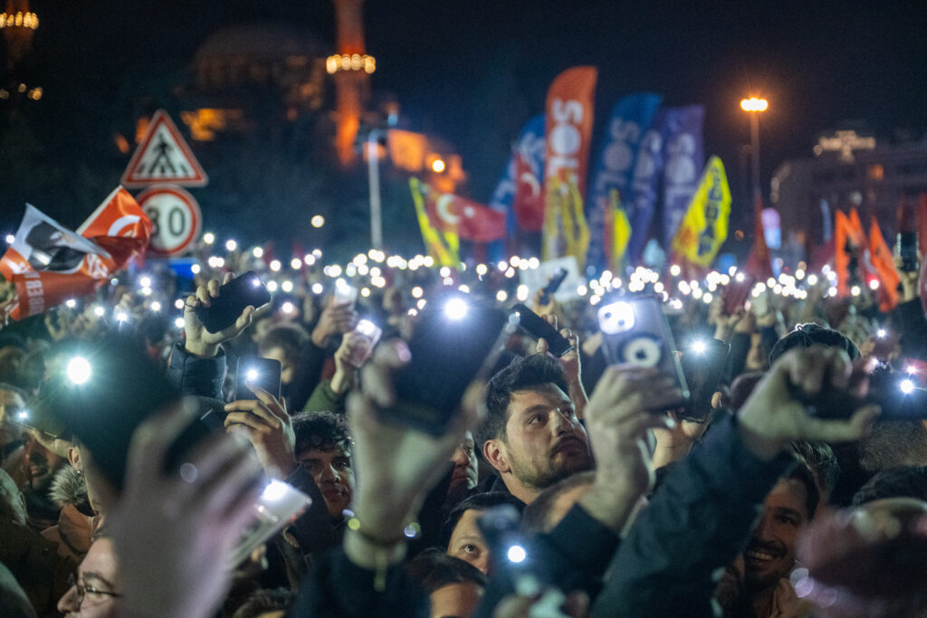 Εκρέμ Ιμάμογλου από τη φυλακή: Κάλπες για να δοθεί χαστούκι στην κυβέρνηση – Δεκάδες εκατομμύρια είπαν «φτάνει πια» στον Ερντογάν