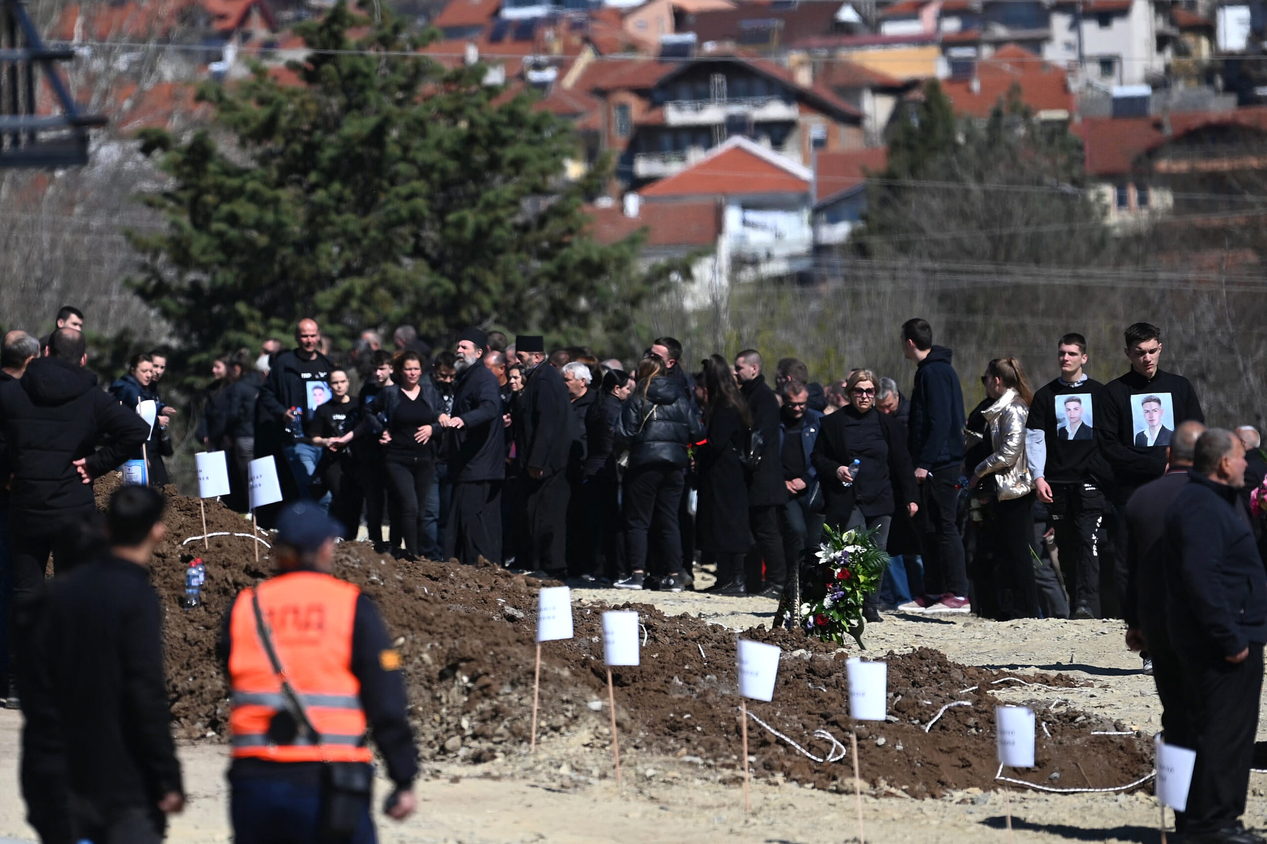 Βόρεια Μακεδονία: Σε ιδιαίτερα βαρύ κλίμα έγιναν οι κηδείες των 59 θυμάτων από την πυρκαγιά στο Κότσανι