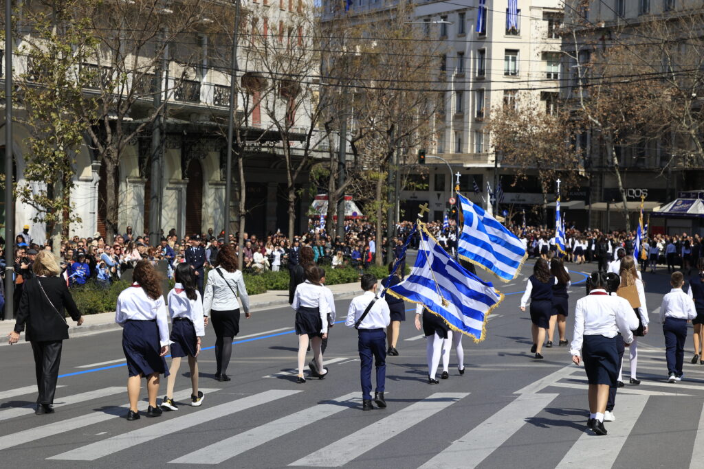 Κυκλοφοριακές ρυθμίσεις σήμερα στο κέντρο της Αθήνας λόγω της μαθητικής παρέλασης – Ποιοι δρόμοι θα κλείσουν