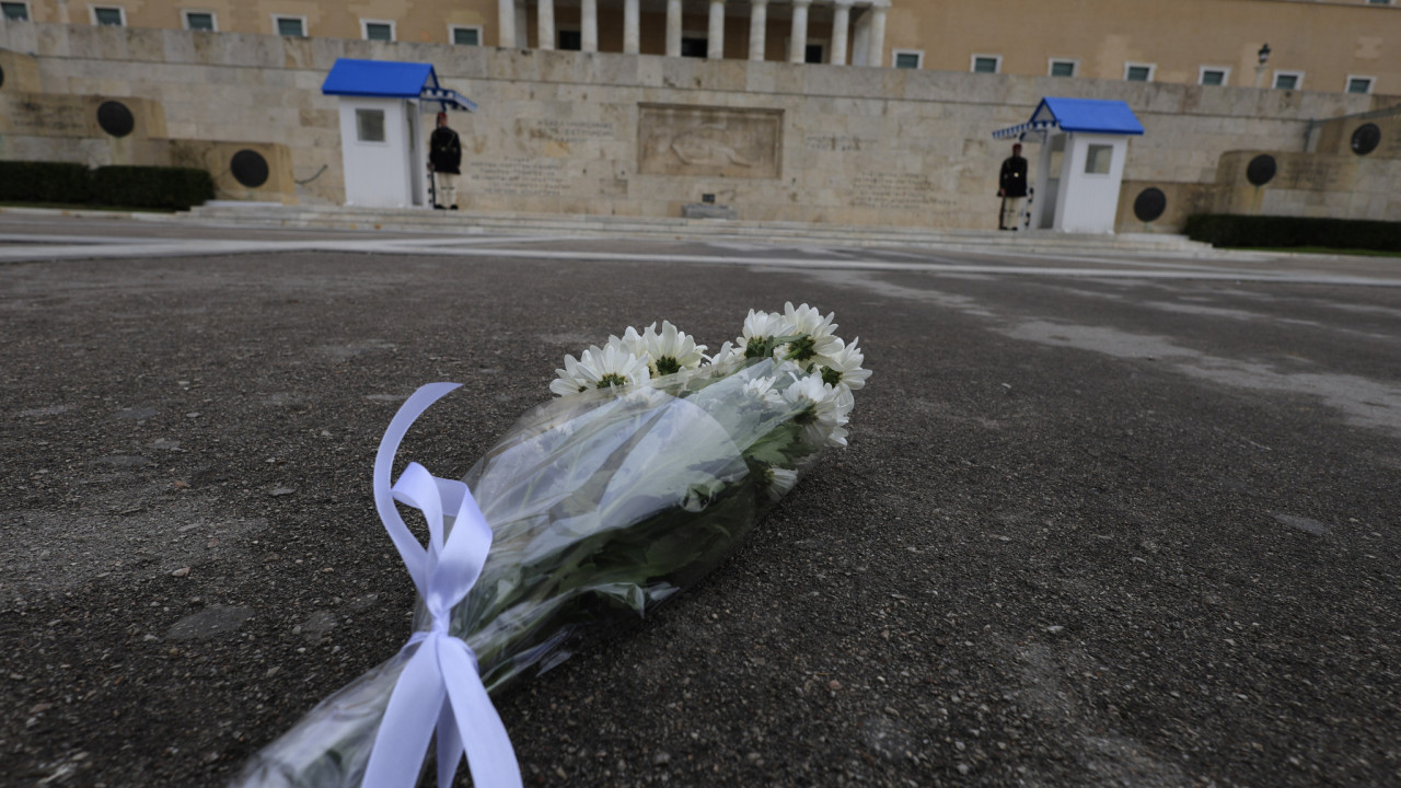 Συλλαλητήριο για τα Τέμπη: Live εικόνα από το Σύνταγμα