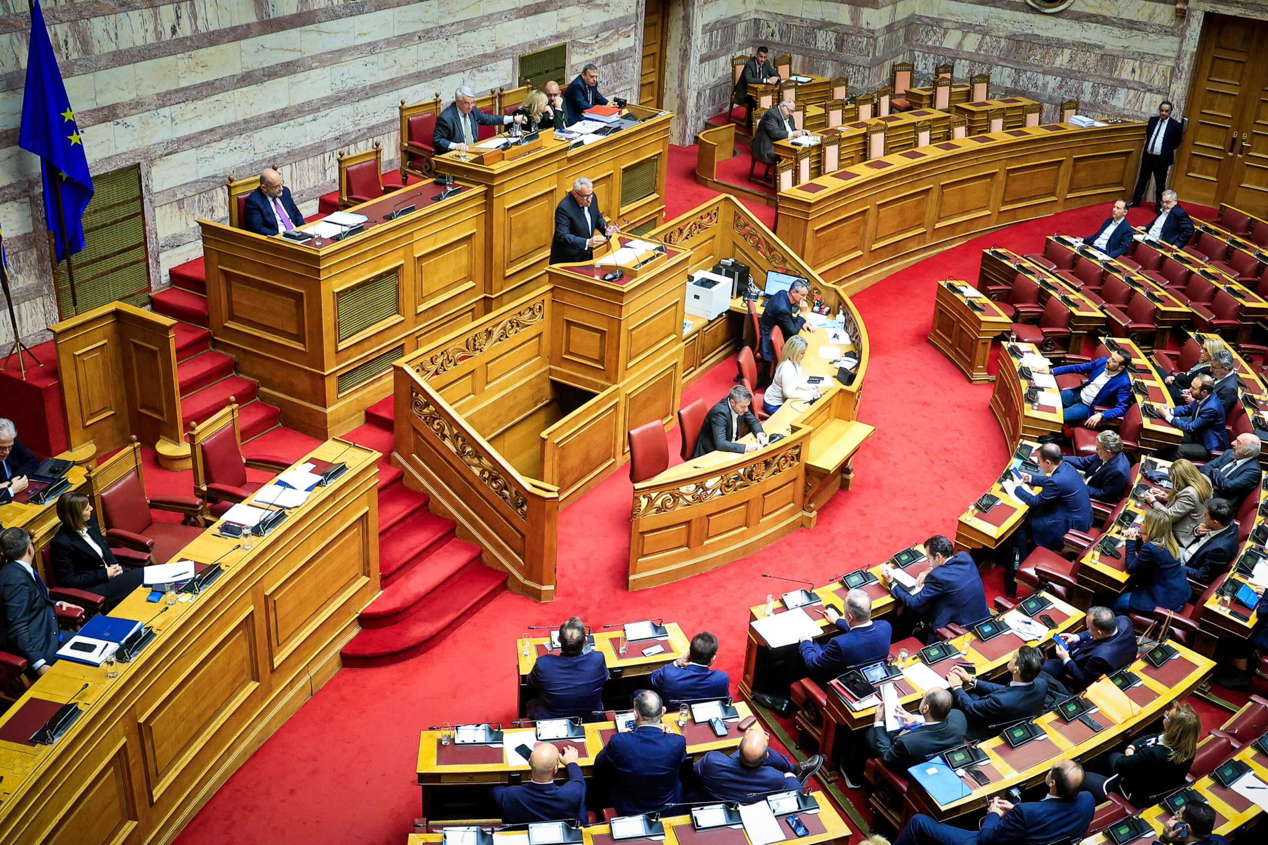 Συνεχίζεται στη Βουλή η συζήτηση επί της πρότασης δυσπιστίας – Η διαδικασία και η στρατηγική της κυβέρνησης