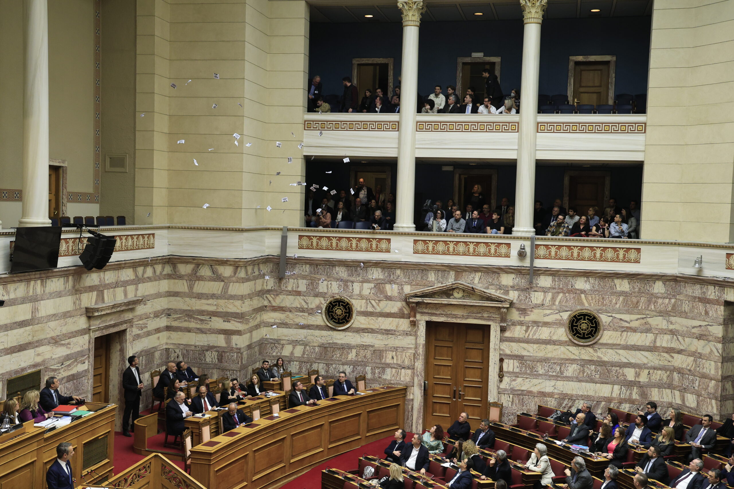 Διαδηλωτές πέταξαν τρικάκια στην έναρξη της ομιλίας του Κ. Μητσοτάκη – Νέα Αριστερά: Μέλη μας προχώρησαν σε μια συμβολική κίνηση