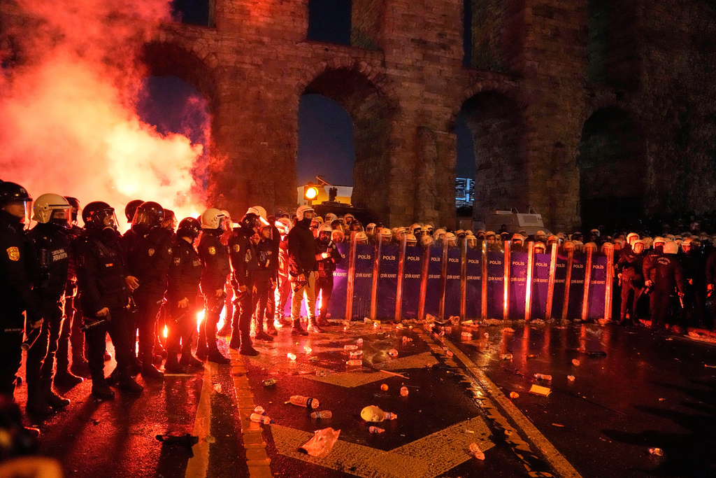 Τρίτη νύχτα ταραχών στην Τουρκία – Επεισόδια και συλλήψεις στις διαδηλώσεις για τον Ιμάμογλου