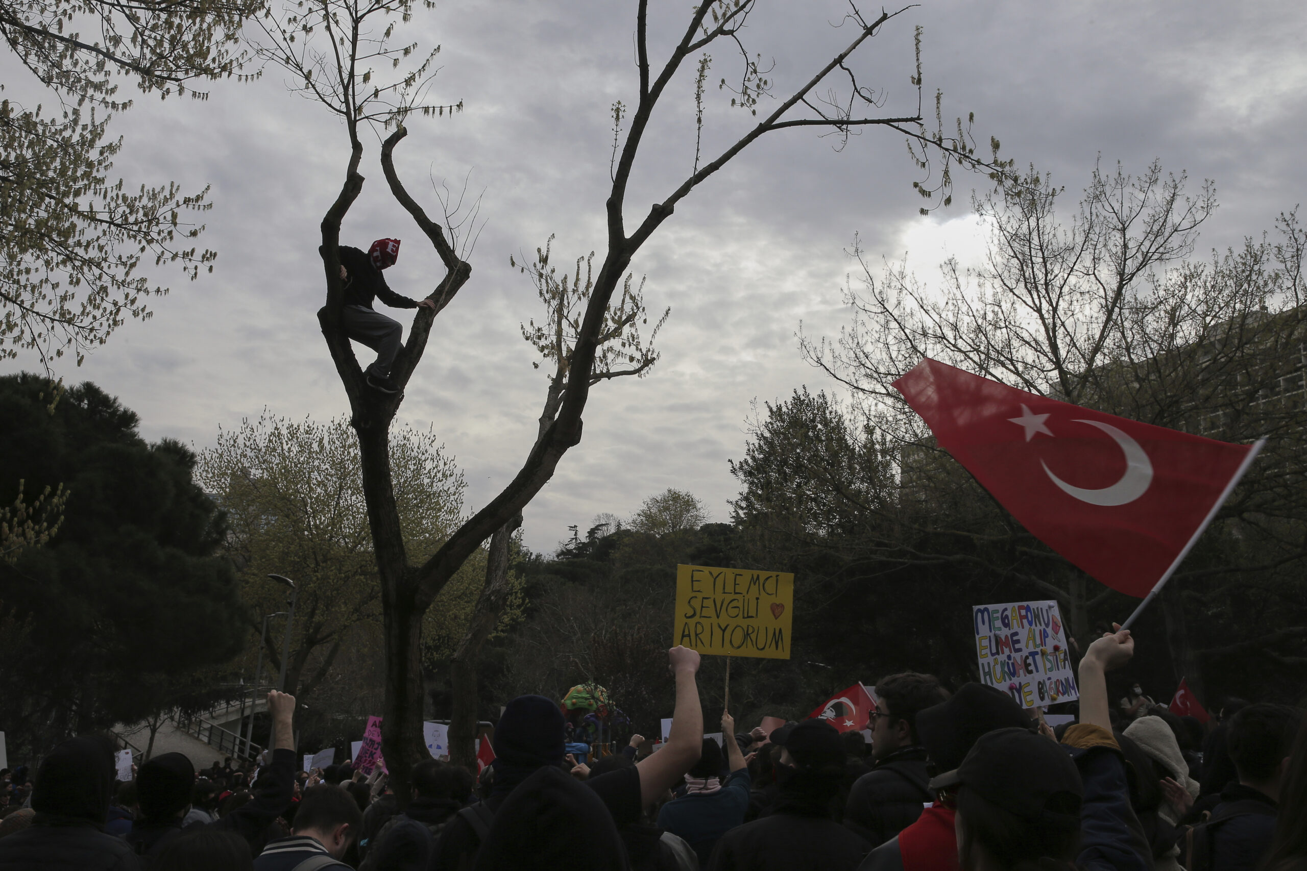 Νέες διαδηλώσεις και χιλιάδες φοιτητές στους δρόμους στην Τουρκία – Βολές Οζέλ κατά Ερντογάν